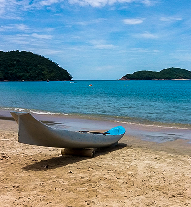 Praia-da-Almada-com-Ilha-dos-Porcos-ao-fundo